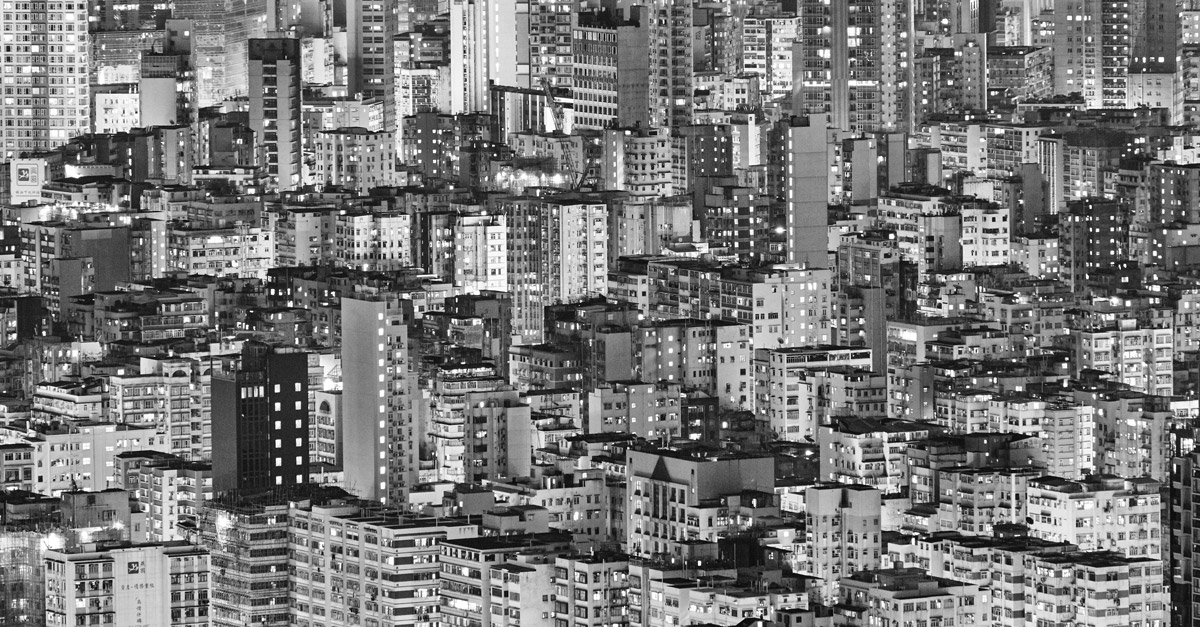 Una foto che simboleggia la paura del pieno (horror pleni): una città sovraffollata