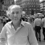 Thomas Bernhard, autore di "Camminare" qui recensito, mentre passeggia per le vie di una città
