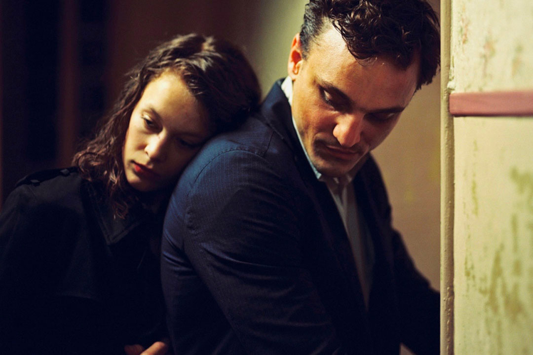 Franz Rogowski e Paula Beer abbracciati in una scena di "La donna dello scrittore" ("Transit", 2008), di Christian Petzold