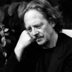 Una foto in bianco e nero di Peter Handke, autore di "Infelicità senza desideri", qui recensito