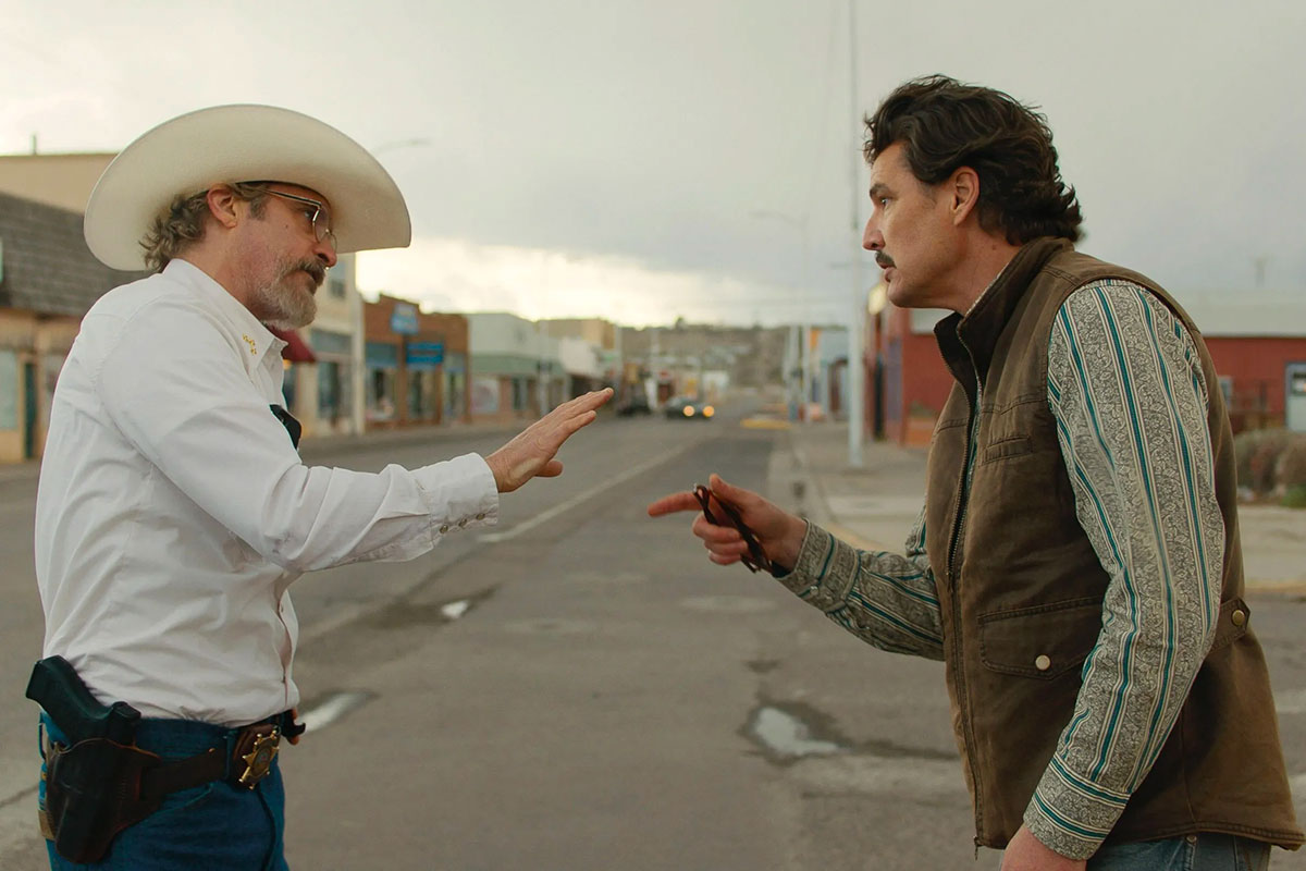 Joaquin Phoenix e Pedro Pascal in una scena di "Eddington", il nuovo film di Ari Aster (2025), qui recensito