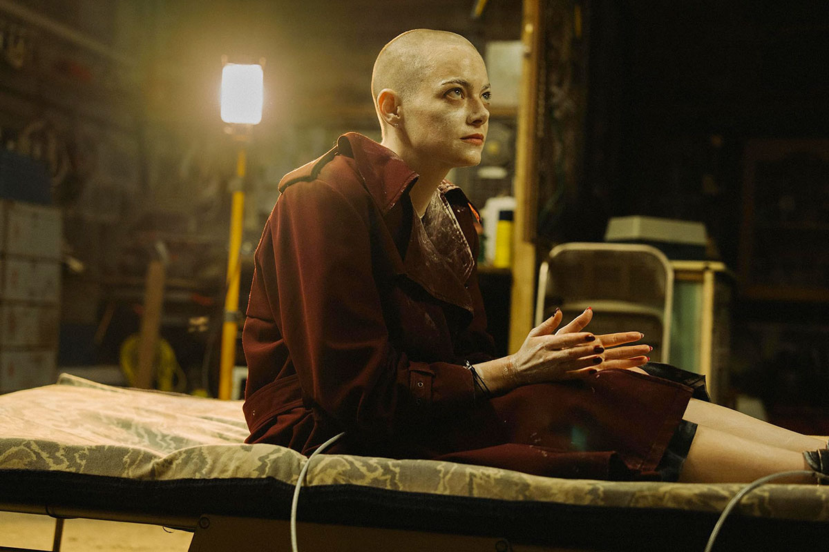 Emma Stone nei panni dell'aliena di "Bugonia", film del 2025 di Yorgos Lanthimos qui recensito