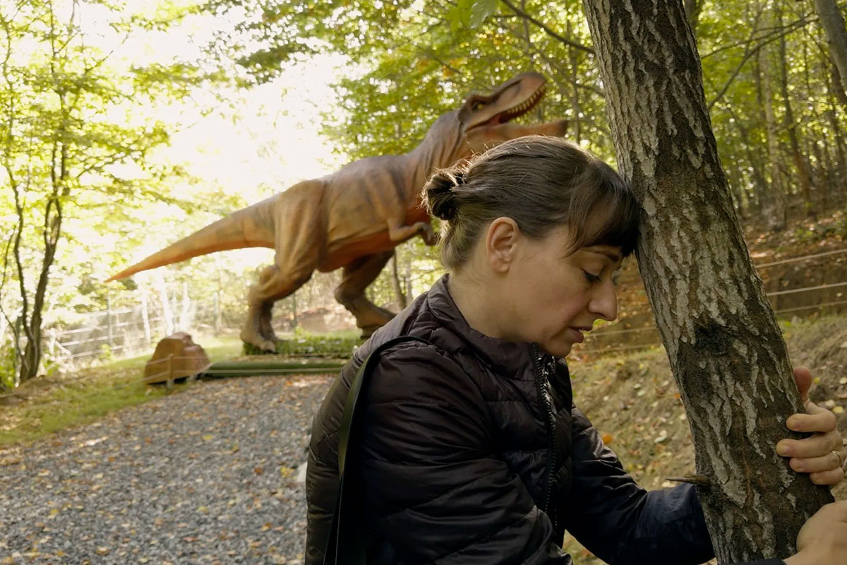 Eszter Tompa in una scena di "Kontinental '25" di Radu Jude (2025), qui recensito