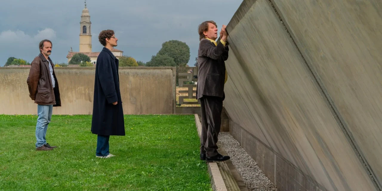 Sergio Romano, Pierpaolo Capovilla e Filippo Scotti in una scena di "Le città di pianura", di Francesco Sossai (2025)