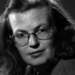 Una foto in bianco e nero di Shirley Jackson, scrittrice autrice di "L'incubo di Hill House" (1959), qui recensito