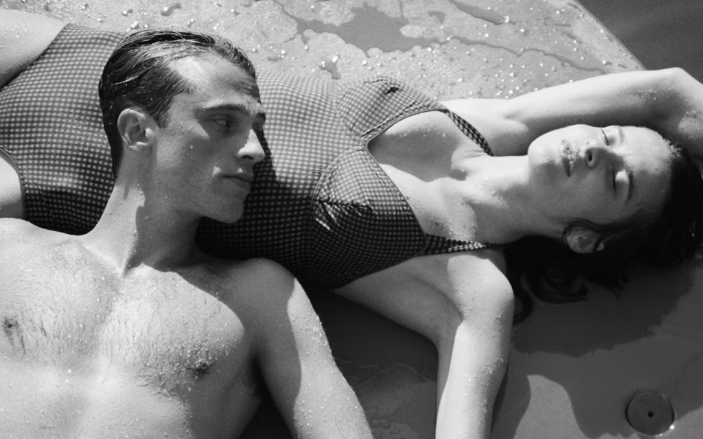 Benjamin Voisin (Meursault) e Rebecca Marder (Marie Cardona) in una scena de "Lo straniero" di Ozon