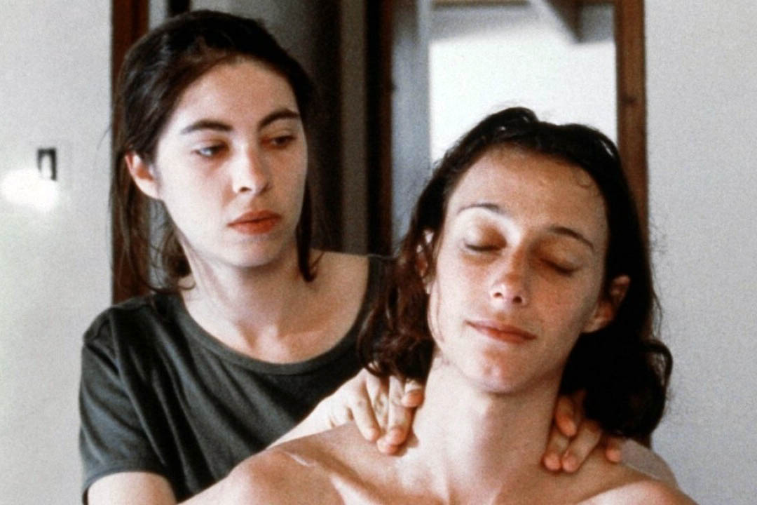 Sasha Hails e Marina de Van in una scena di "Regarde la mer" di François Ozon, qui recensito