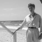 Benjamin Voisin in una scena de "Lo straniero", di François Ozon (2025), tratto dal romanzo di Albert Camus