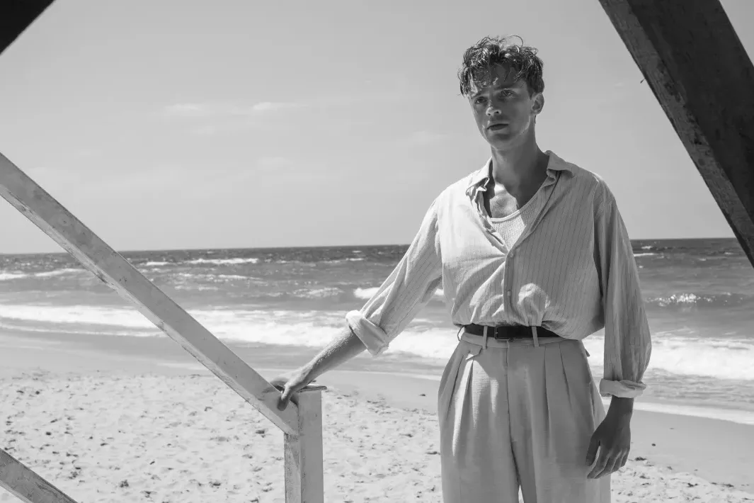 Benjamin Voisin in una scena de "Lo straniero", di François Ozon (2025), tratto dal romanzo di Albert Camus
