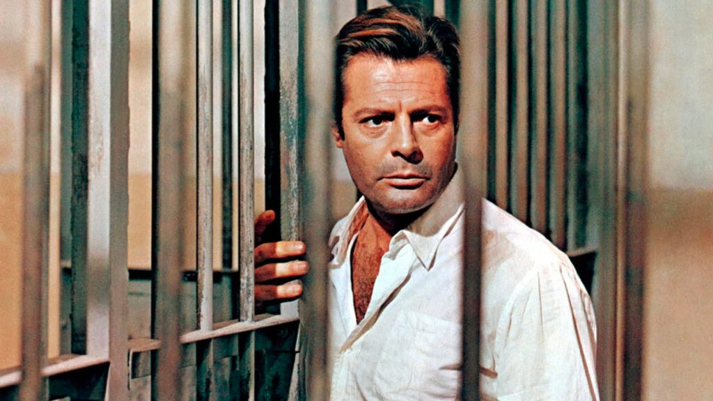 Marcello Mastroianni nei panni di Meursault ne "Lo straniero" di Luchino Visconti (1967)