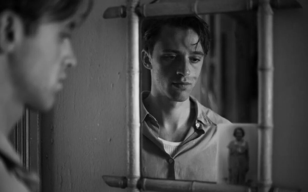 Benjamin Voisin è Meursault in una scena di "Lo straniero" di François Ozon