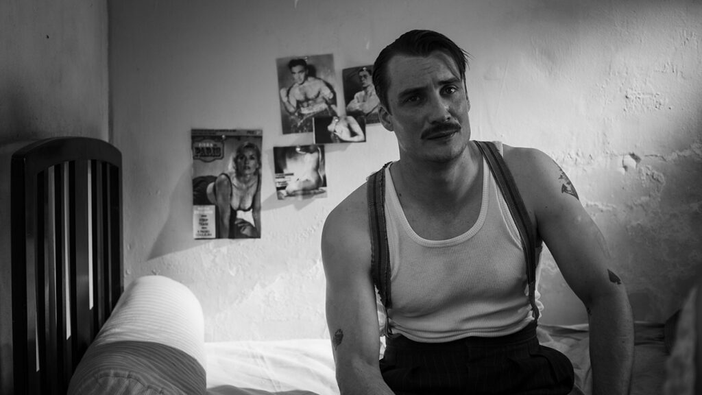 Pierre Lottin nei panni di Raymond Sintès, l'amico di Meursault, nel film di Ozon "Lo straniero"