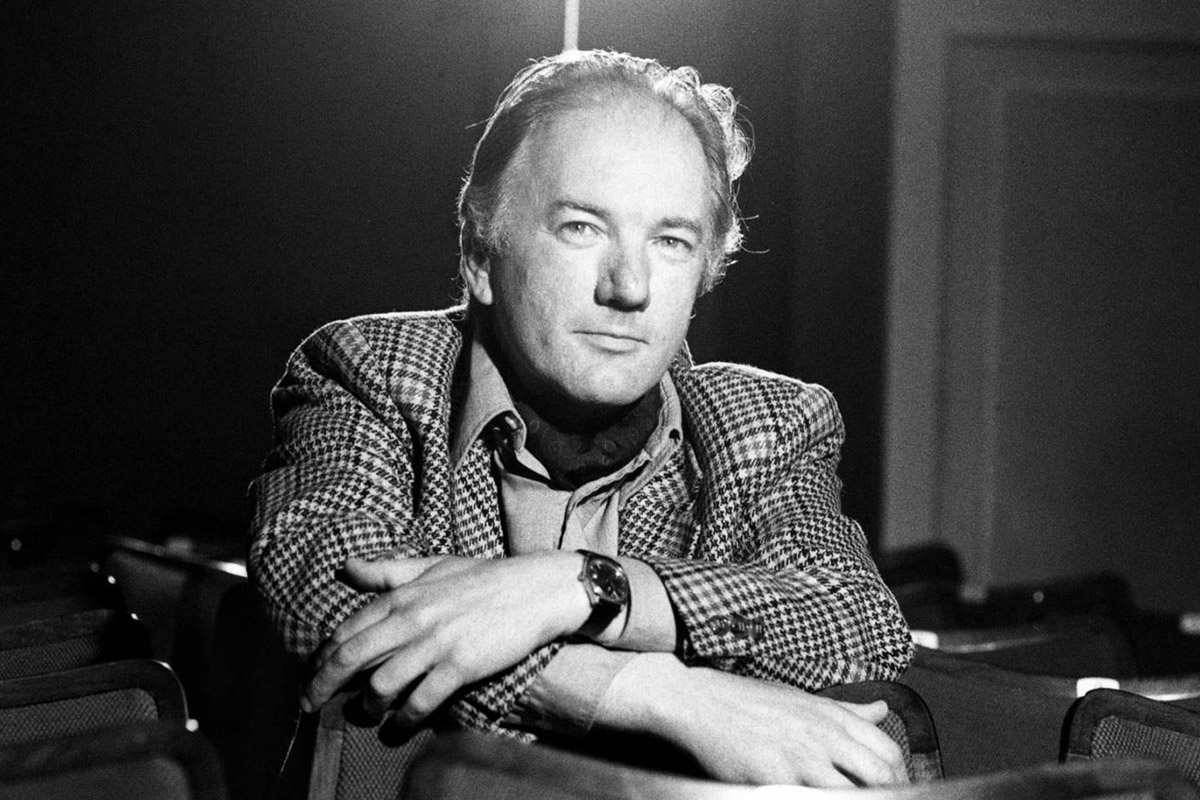 Una foto in bianco e nero di Thomas Bernhard, autore di "Ungenach", qui recensito