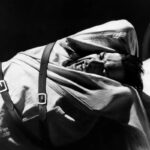 Peter Breck immobilizzato a letto in una scena de "Il corridoio della paura" (1963) di Samuel Fuller, qui recensito