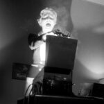 Una scena di "Un bacio e una pistola" ("Kiss Me Deadly", 1955) di Robert Aldrich, con Gabrielle che apre la valigetta atomica