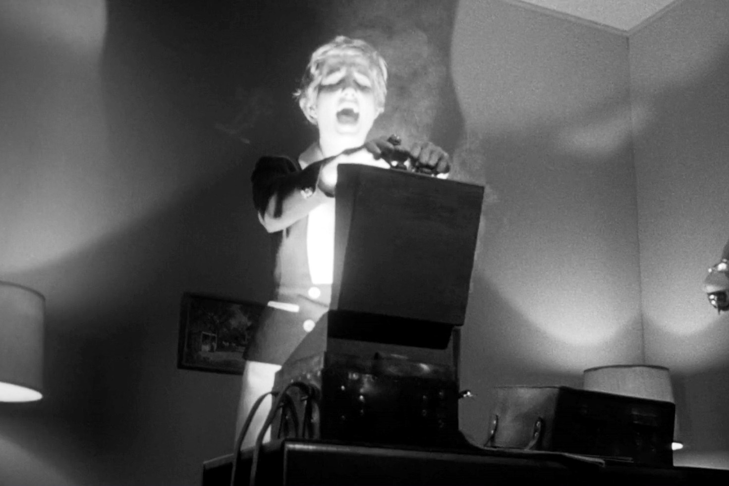 Una scena di "Un bacio e una pistola" ("Kiss Me Deadly", 1955) di Robert Aldrich, con Gabrielle che apre la valigetta atomica