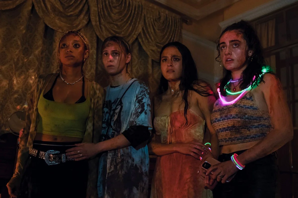 Quattro delle protagonista di "Bodies Bodies Bodies" (2022) di Halina Reijn, qui recensito