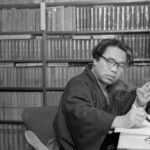 Matsumoto Seichō, autore di "Un posto tranquillo", nel suo studio