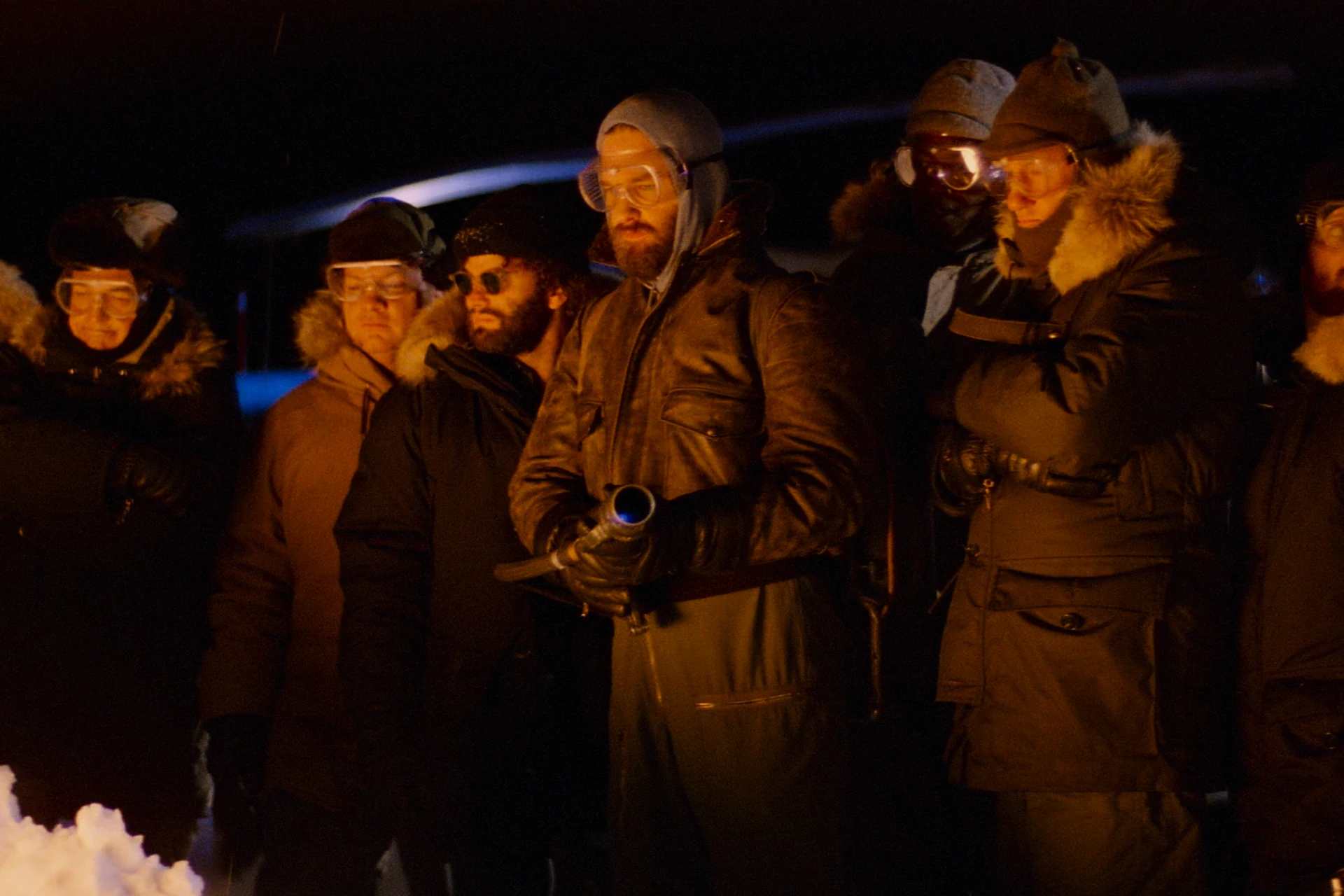 Kurt Russell con il lanciafiamme e il gruppo di ricercatori in una scena di "La cosa" (1982), qui recensito